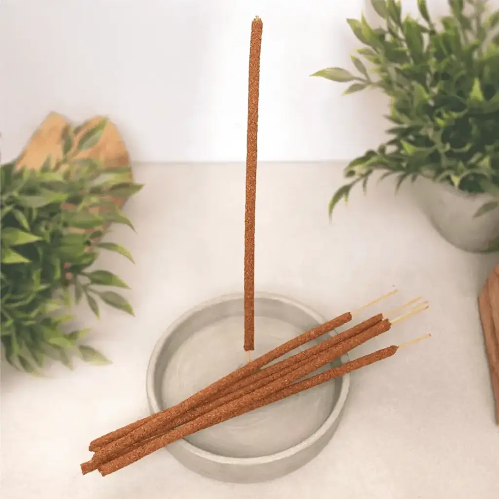 Incienso de palo santo natural en varillas sobre porta incienso
